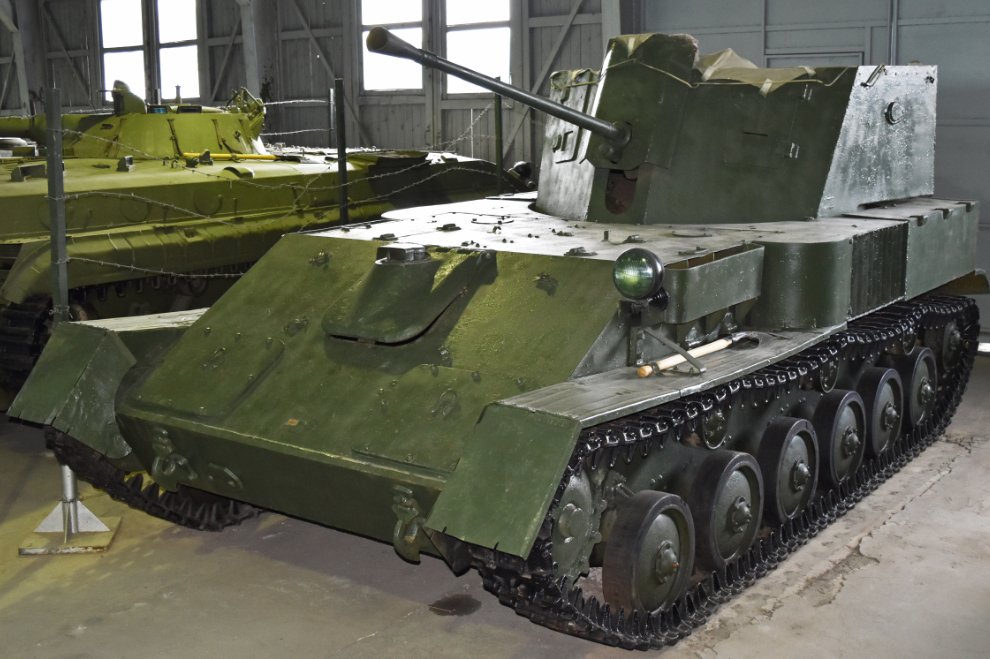 图为t-70轻型坦克,重14吨,搭载一台140马力发动机,时速45公里,主炮