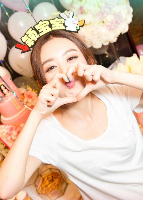 5位女神的比心手势,赵丽颖可爱,蒋欣搞怪,最后一位太腻啦!