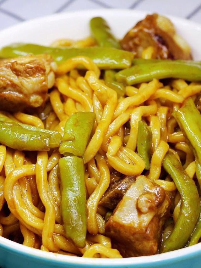 休息天在家开荤排骨豆角焖面
