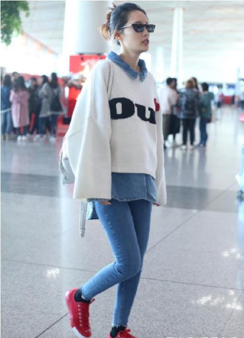 李沁红色帆布鞋像"番茄酱" 意外解锁新时尚