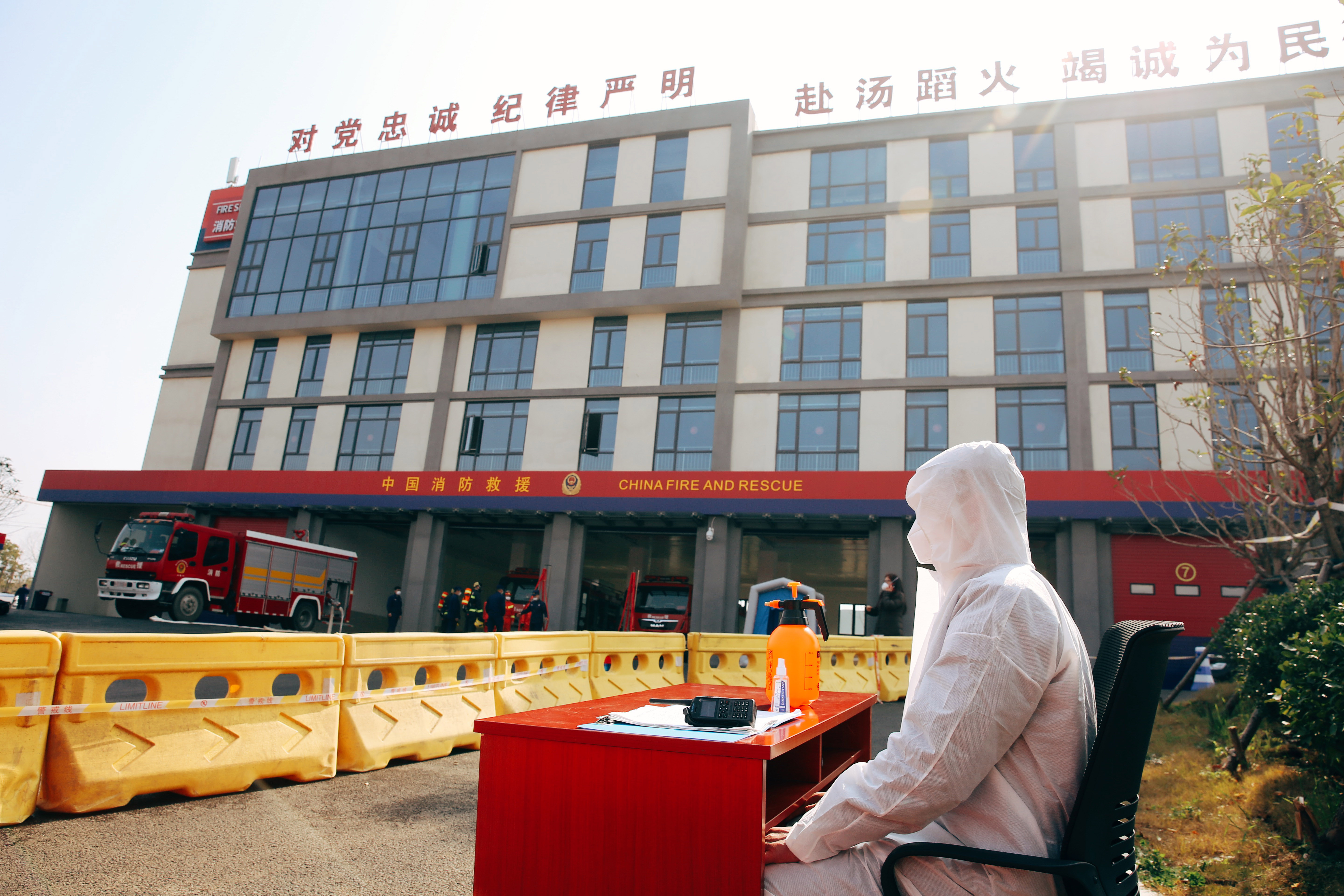 "疫"线闪耀"火焰蓝"——记奋战湖北抗疫一线的消防救援队伍