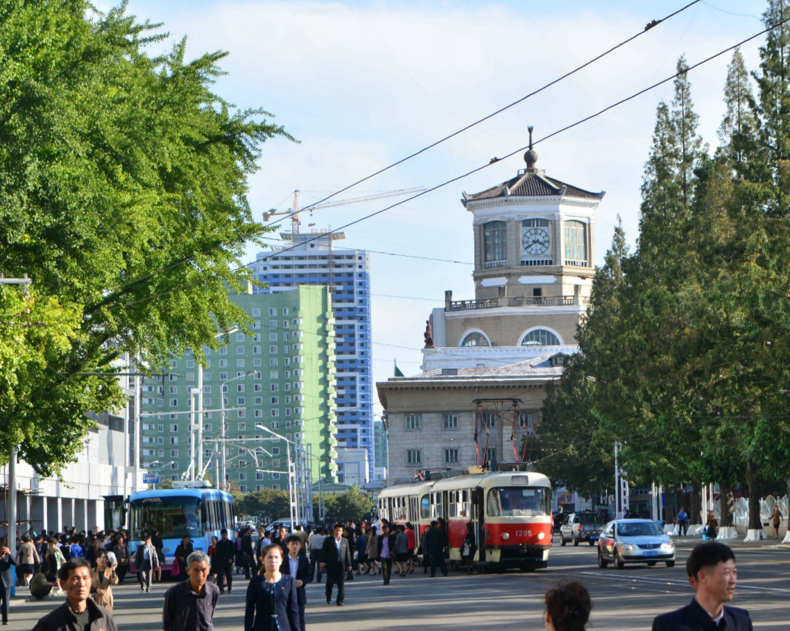 图为朝鲜平壤火车站附近的街道,这里人流量比较大,路上熙熙攘攘.