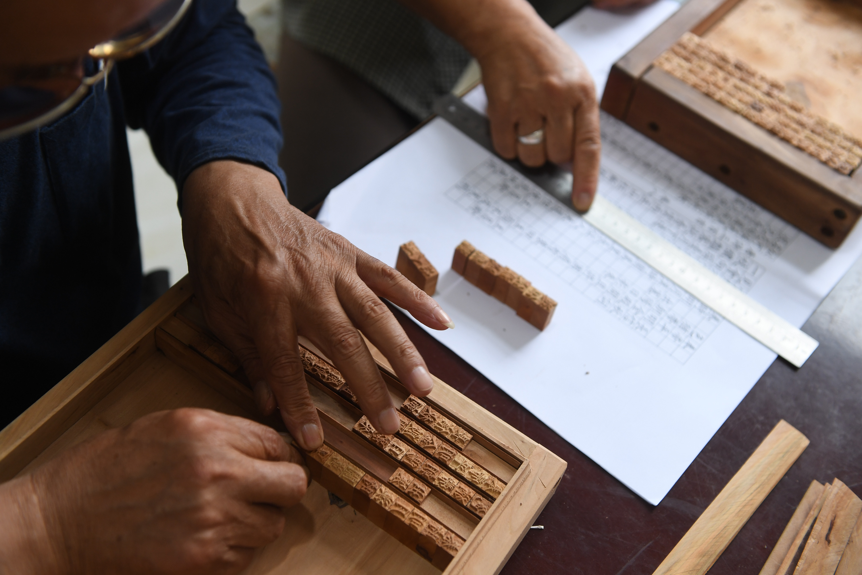 雕版印刷大师陈义时:毕生守祖艺 "拳刀"传非遗(4)