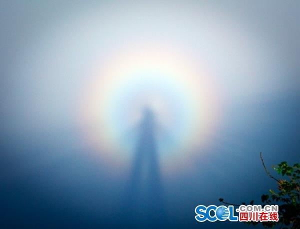 震撼!巴中平昌佛头山惊现"佛光"(组图)