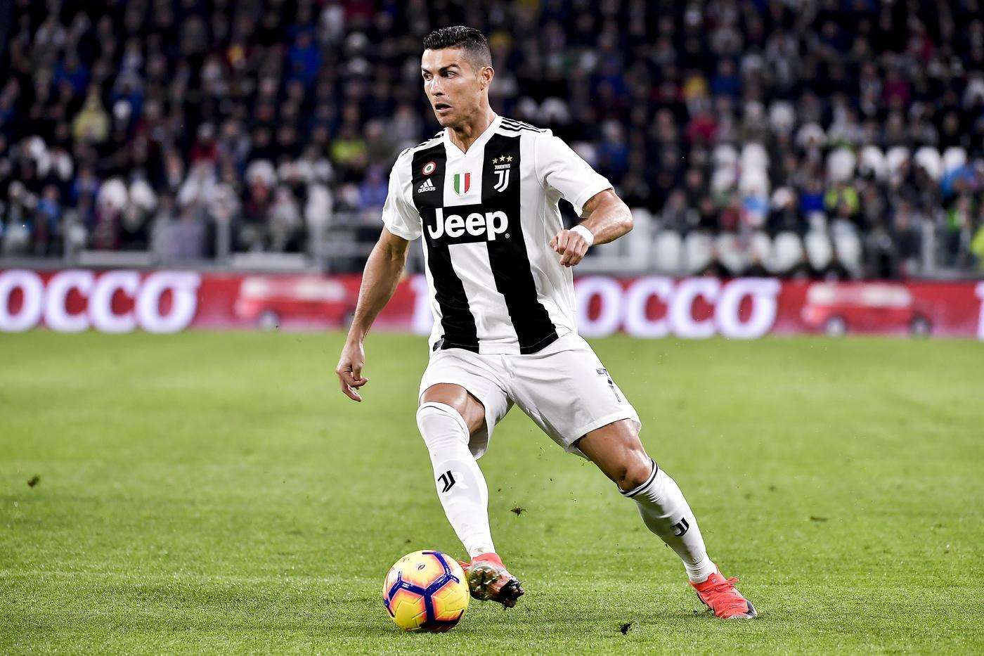 35岁c罗秀肌肉,8块腹肌宛如刀刻,网友:霸气十足