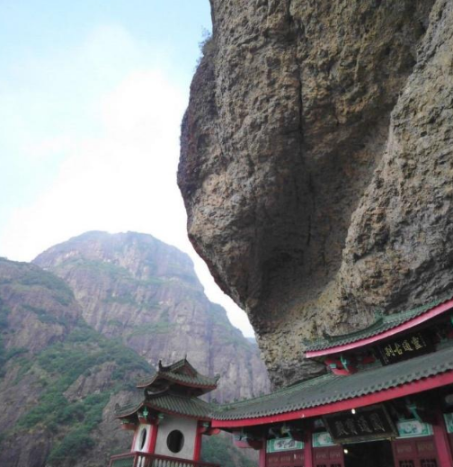 灵通大佛头像,是世界上最大的天然大佛,足足321米,震古烁今!