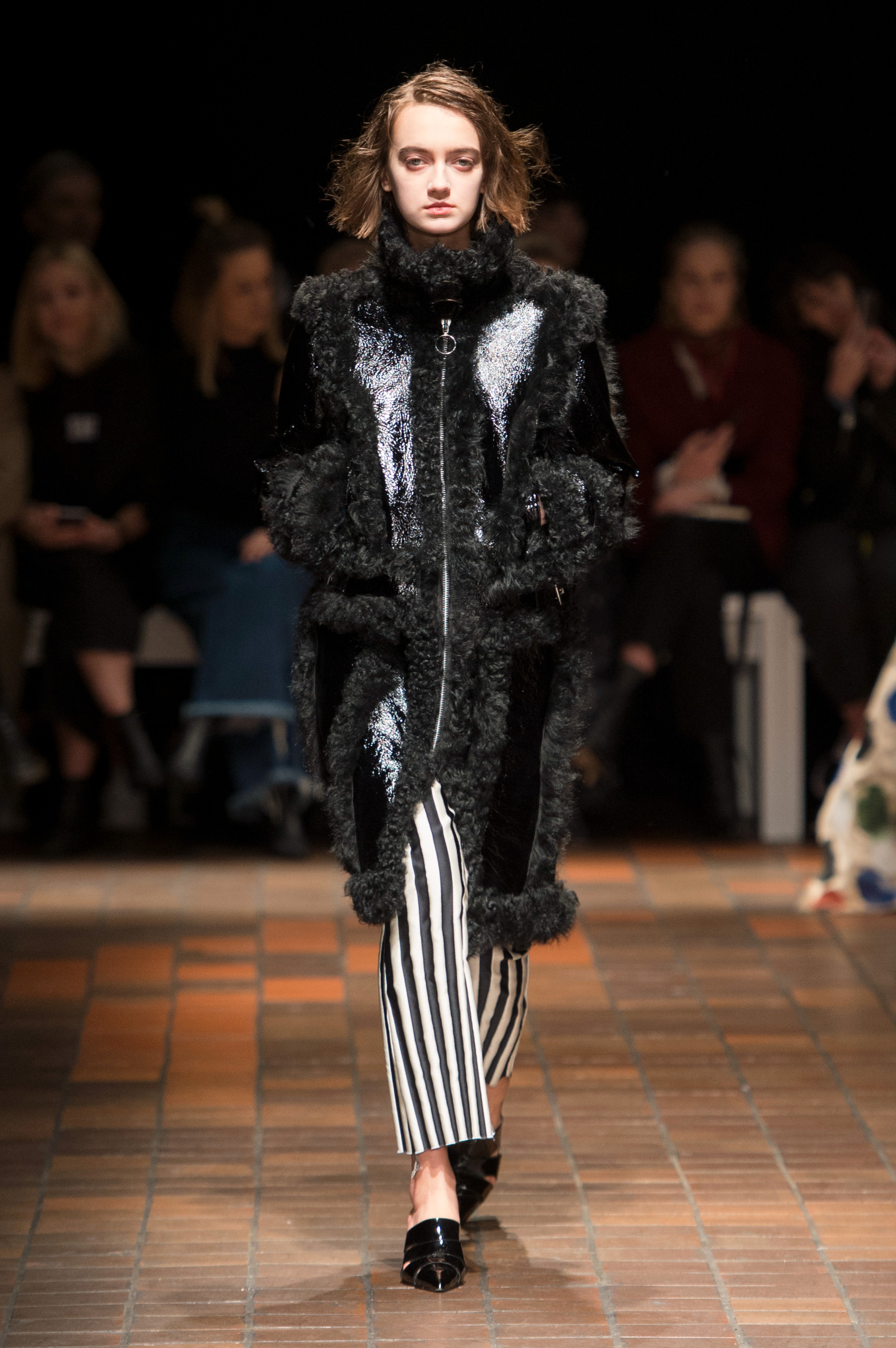 模特穿着一条黑白竖条纹的裤子,显得腿非常的修长,非常的优秀