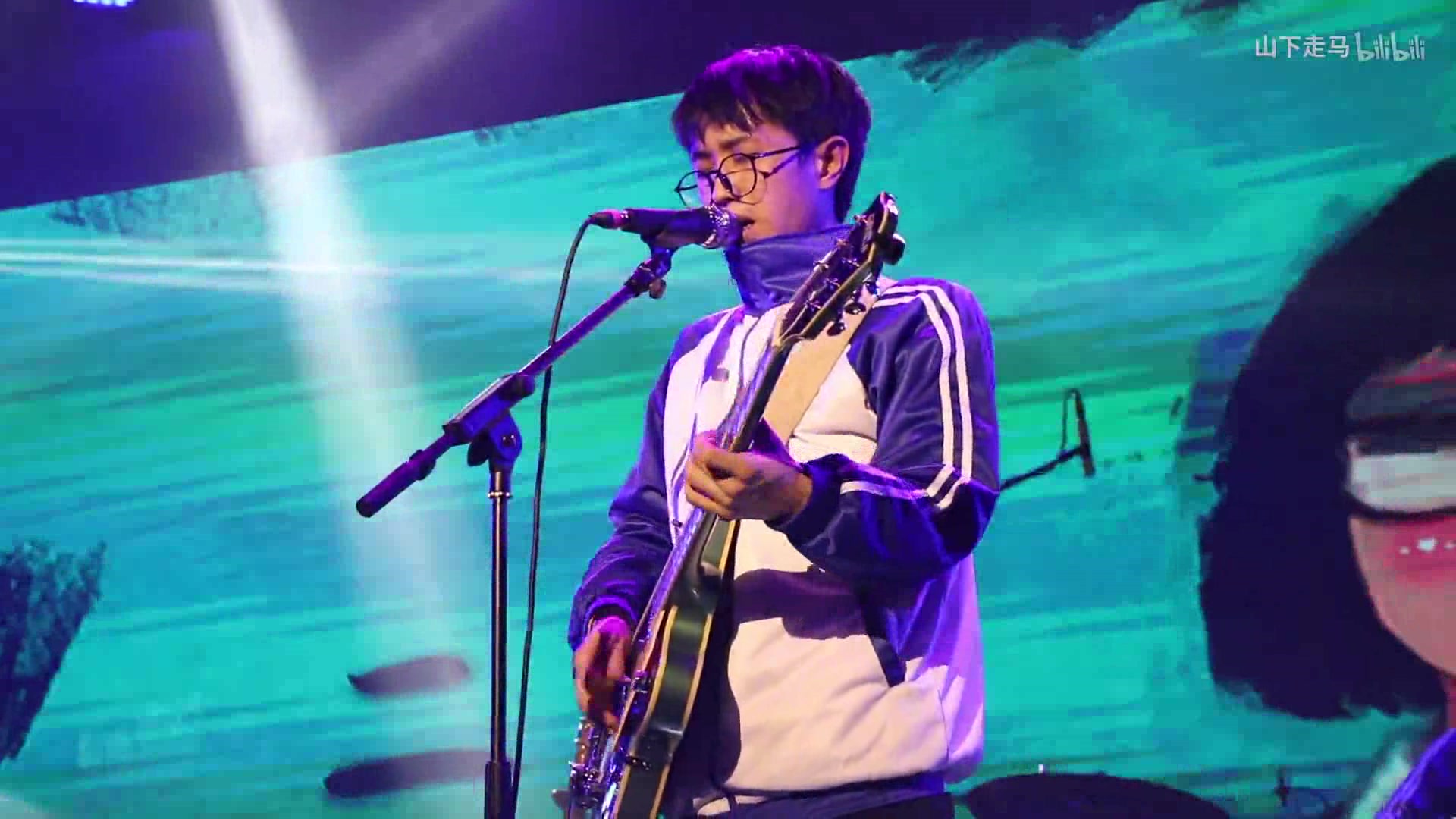 尧十三的现场演唱,不知道有多少人喜欢这个小伙,你听过他的歌吗