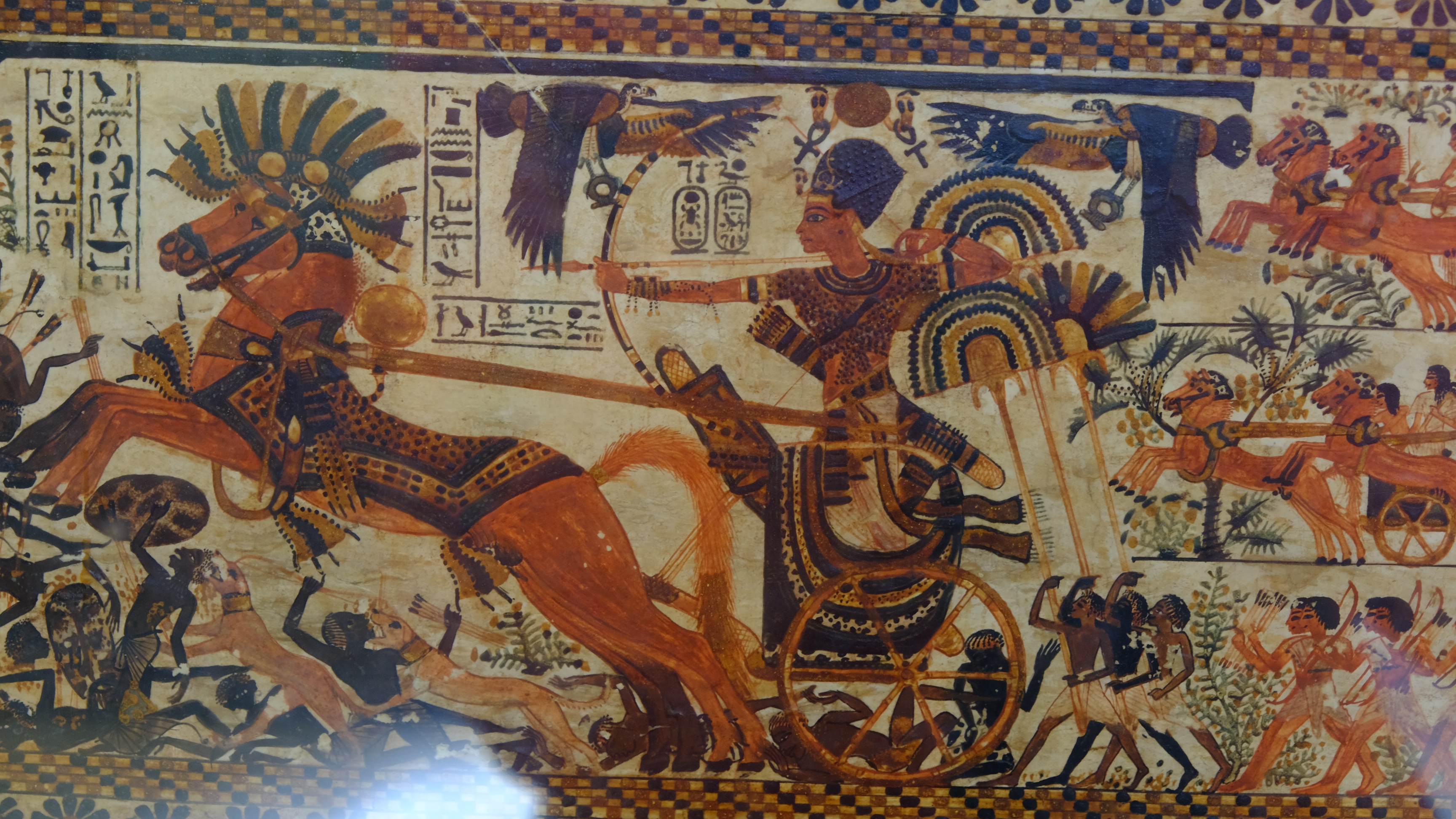 法老死后,要到地狱接受审判,犬头人身的阿努比斯负责把法老的心脏和