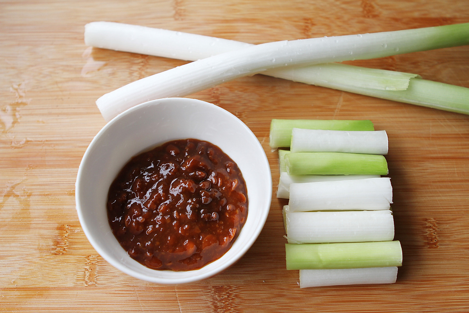 大葱含有蛋白质,糖类,胡萝卜素,膳食纤维,维生素以及磷,铁,镁等矿