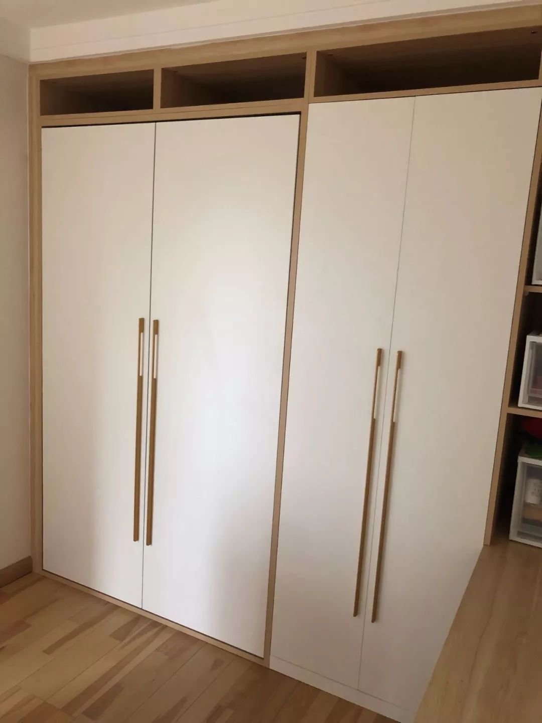 定制白色衣柜,用木质感点缀,温馨档次真美!