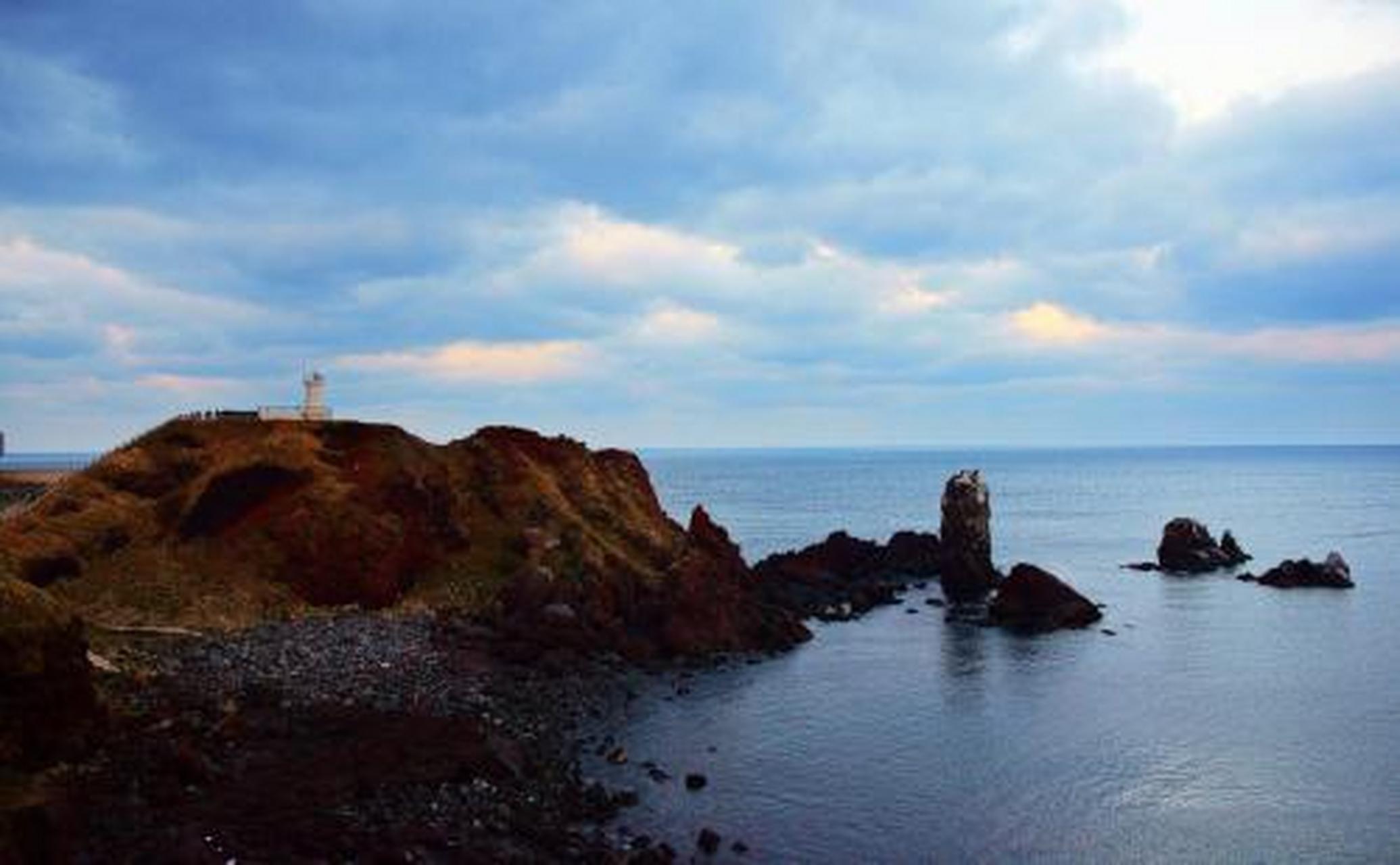 济州岛是韩国最大的岛屿,位于韩国西南海域,面积1845平方公里,人口66
