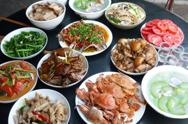 老人80岁大寿,子女5人亲手做菜,邻居看后羡慕:后悔计划生育了