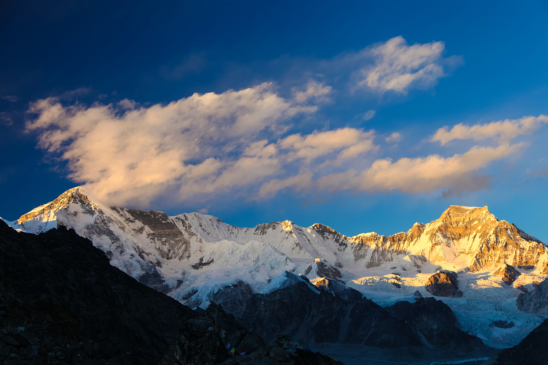 亚拉雪山位于四川甘孜州康定,道孚和丹巴三县交界处,是川藏茶马古道