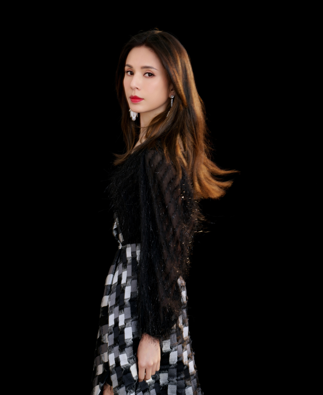 李若彤哪里像50多岁的人?穿吊带黑色纱裙露美腿,身材太好了