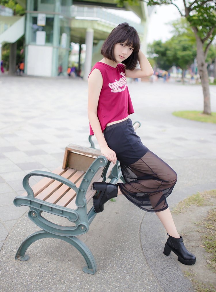 随拍一个在街头的短发清新可爱萌妹子