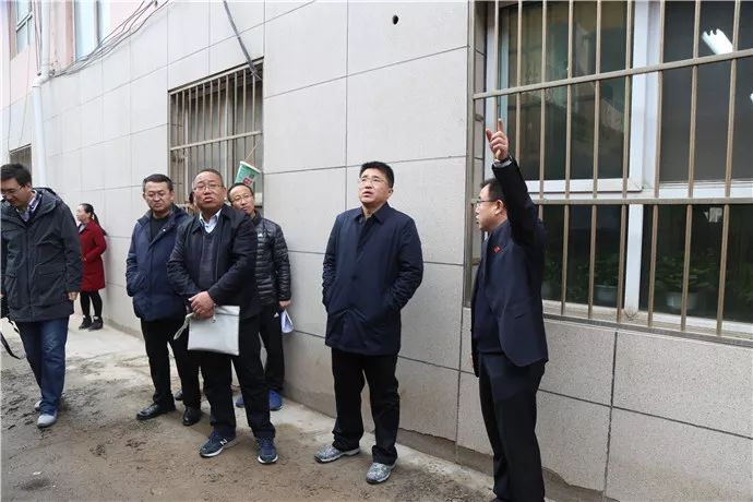 吴起县常务副县长张宏江莅临城关小学检查指导工作