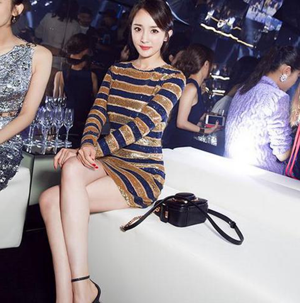 杨幂的坐姿绝了,把腿夹成这个样子,网友:刘恺威赚翻了!