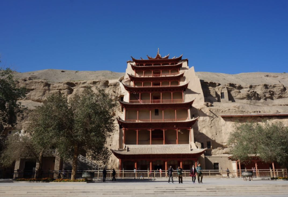 壁画艺术,还能通过讲解和电影展示了解到佛教在敦煌上千年的发展历史