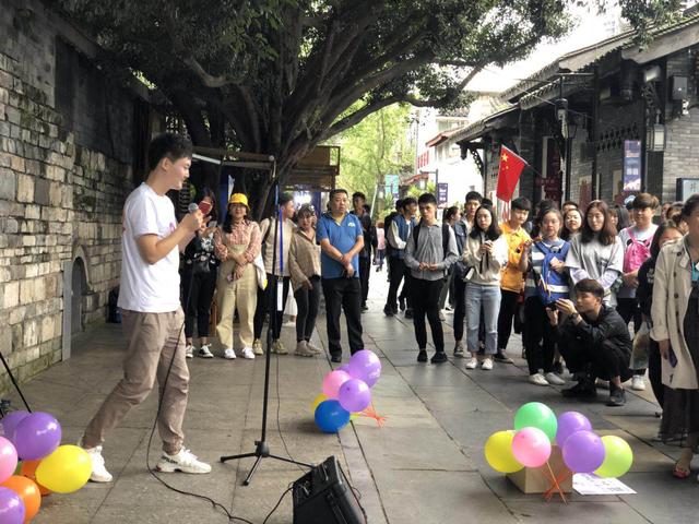 超級感動!成都街頭藝人唱祖國引路人點贊