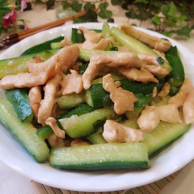 小黄瓜炒鸡柳,厨房小白一定要会的家常菜,口感特别好,上桌就会被抢光