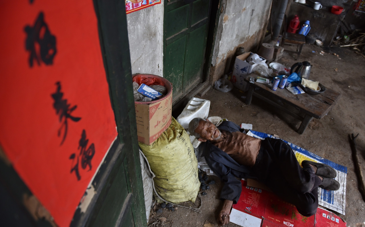 95岁老人骨瘦如柴,晚上在门口睡觉,原因让人听来心酸不已