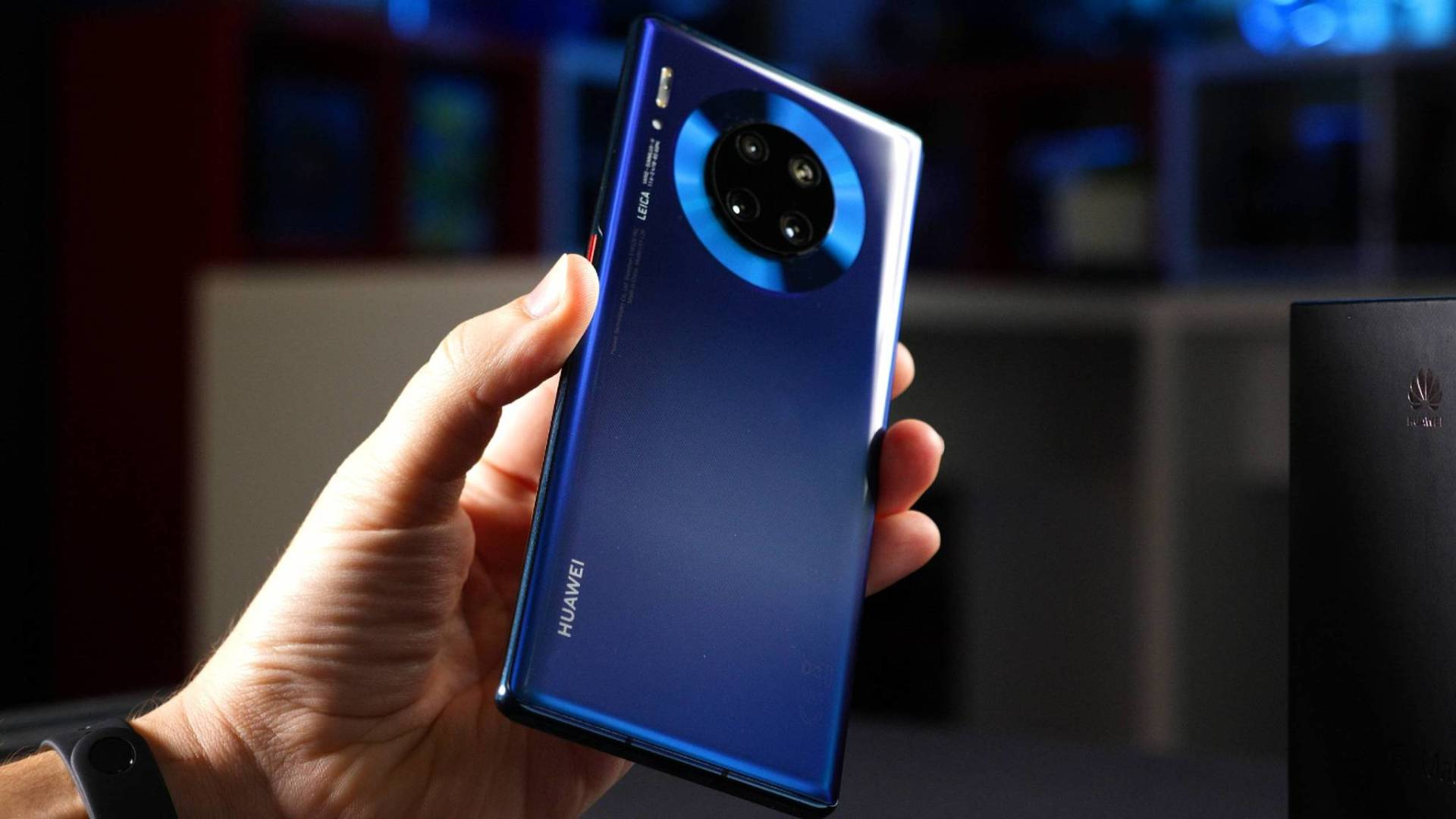 卢伟冰手撕荣耀:红米k30 5g版"赔钱"卖,重新定义5g手机