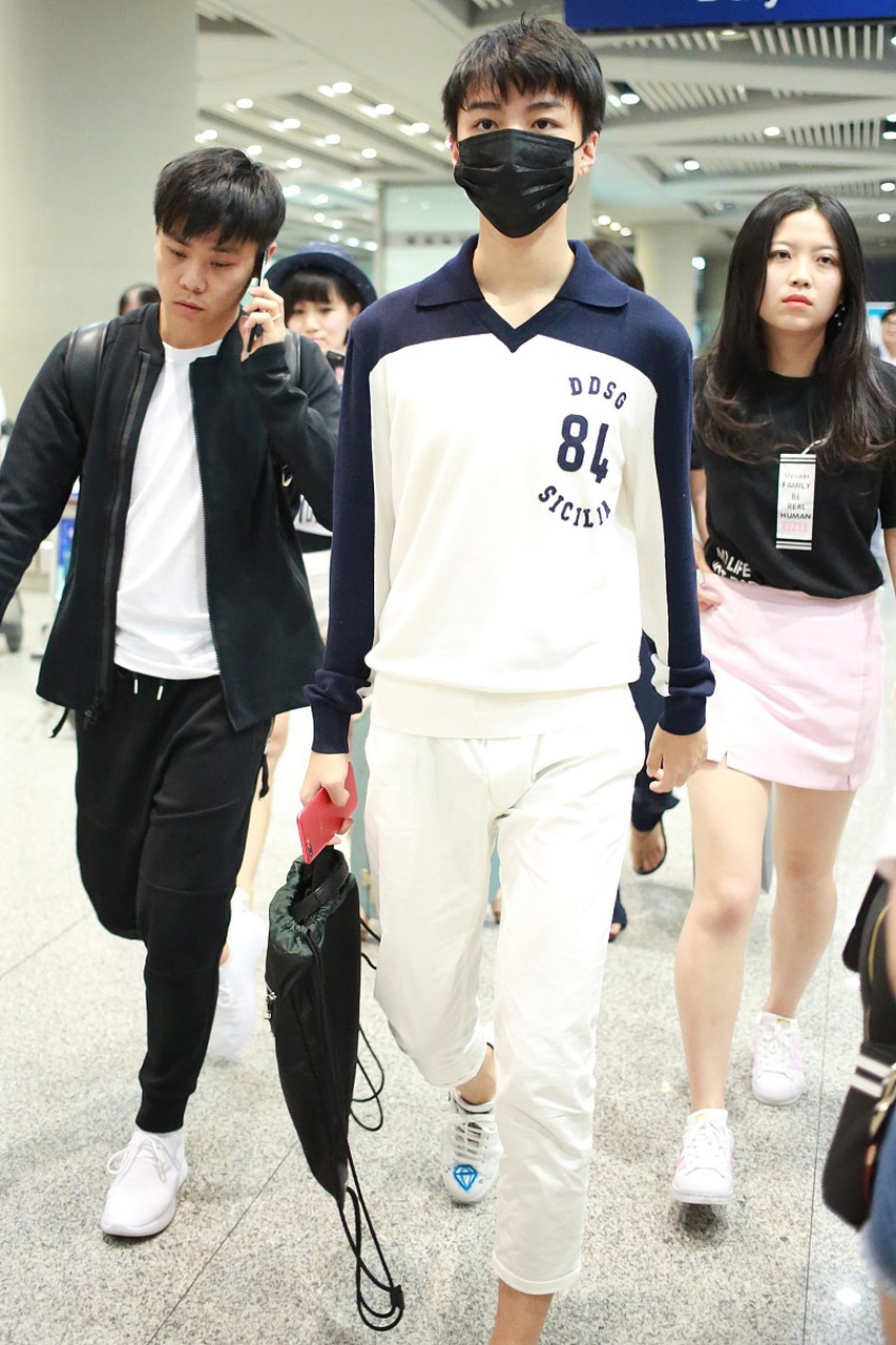 1,王俊凯经纪人杨柳之前口无遮拦跟合作方说跟艺人关系亲密,艺人很