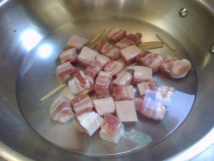 红烧肉"焯水"别只傻加水!多加这"1味",肉不焦不柴,超入味