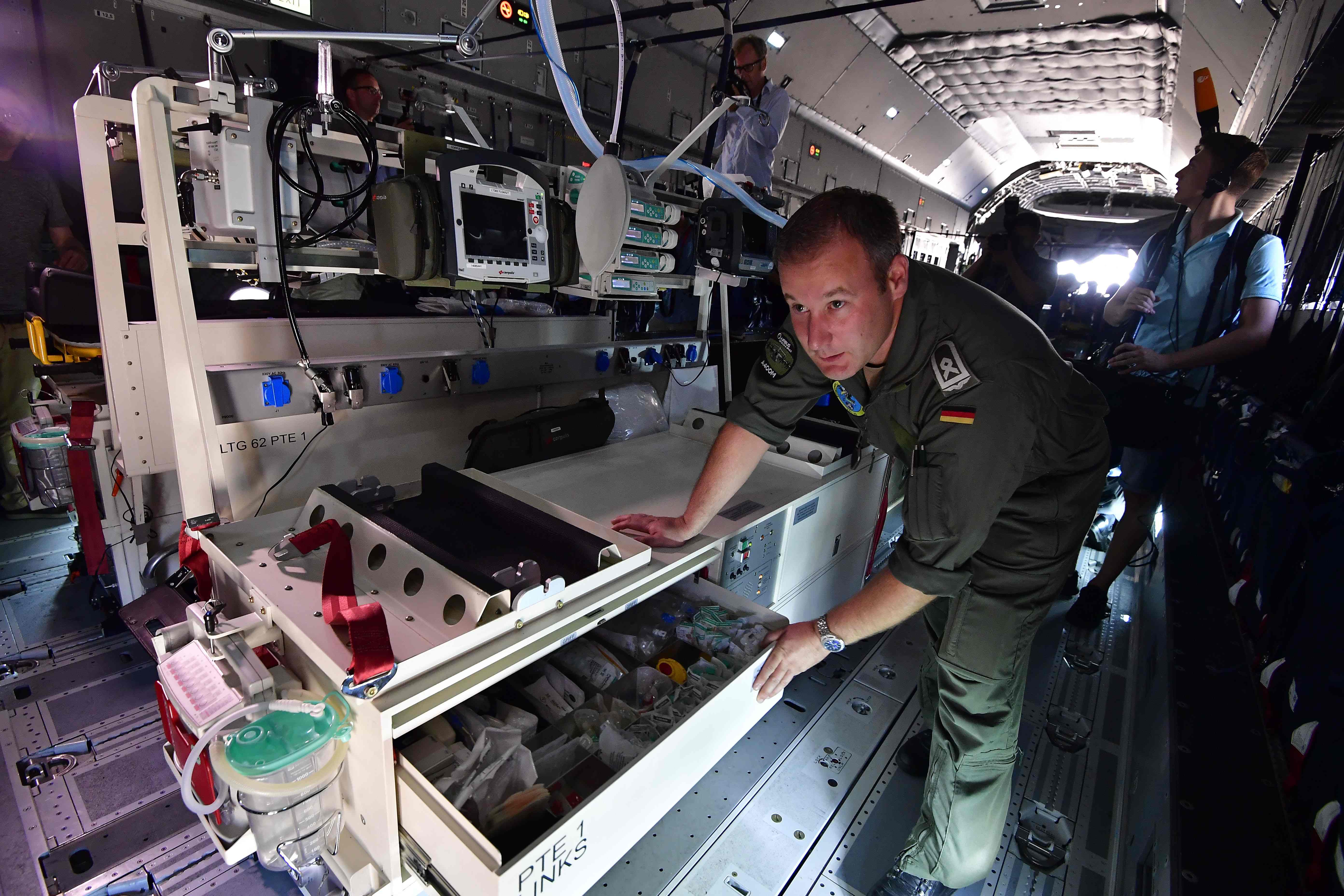 德国展示配备医疗设备的a400m军用运输机(4)