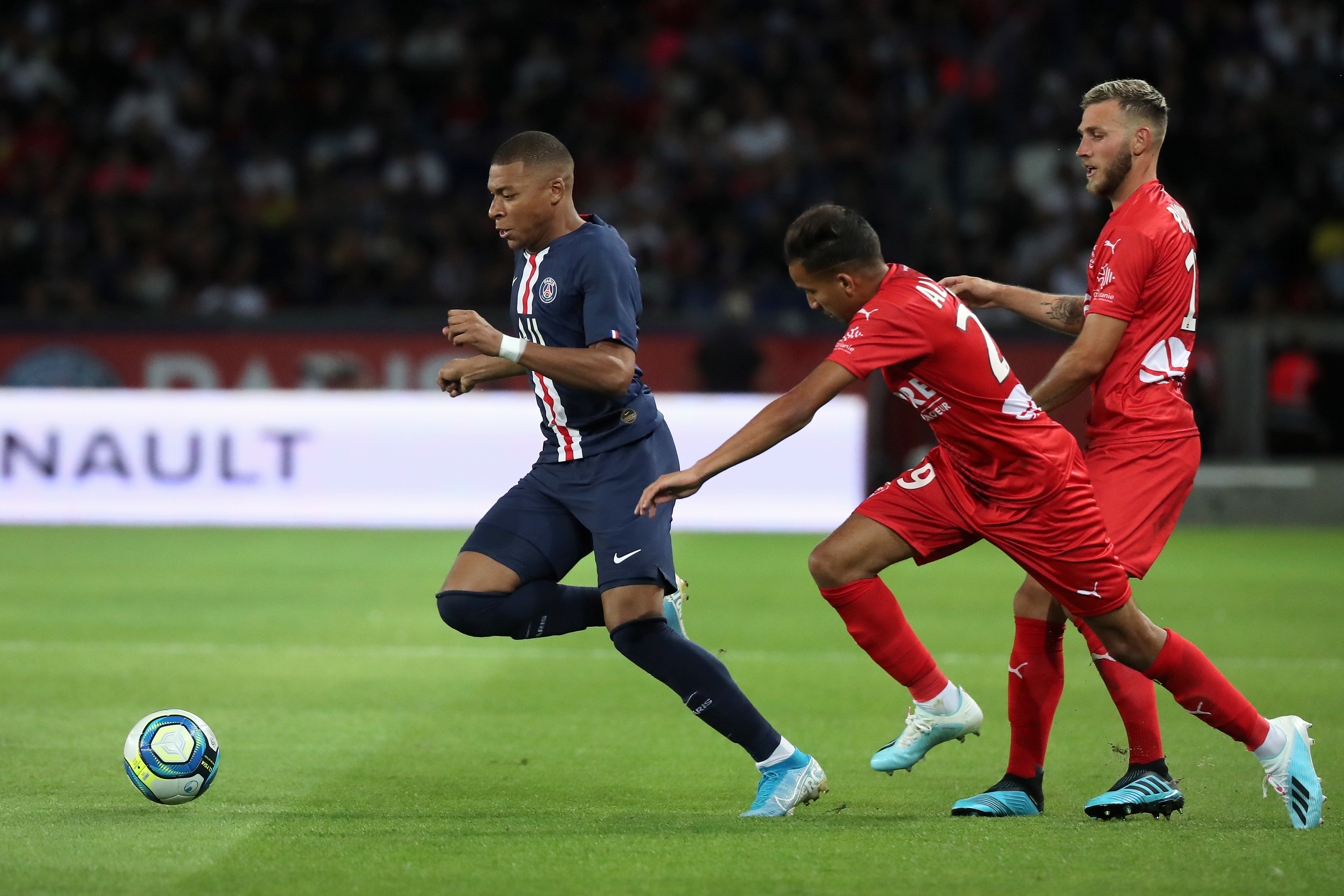 足球——法甲联赛:巴黎圣日耳曼胜尼姆