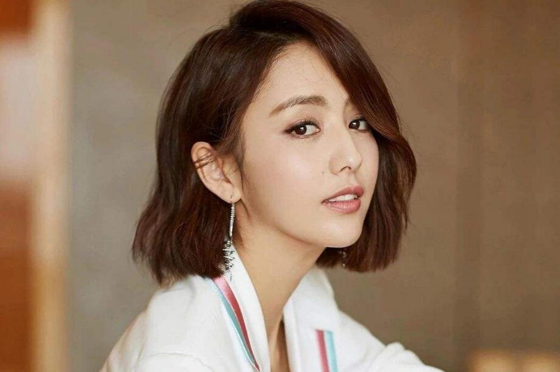 2020年鼠年春晚佟丽娅是唯一一个具有演员身份的主持人.