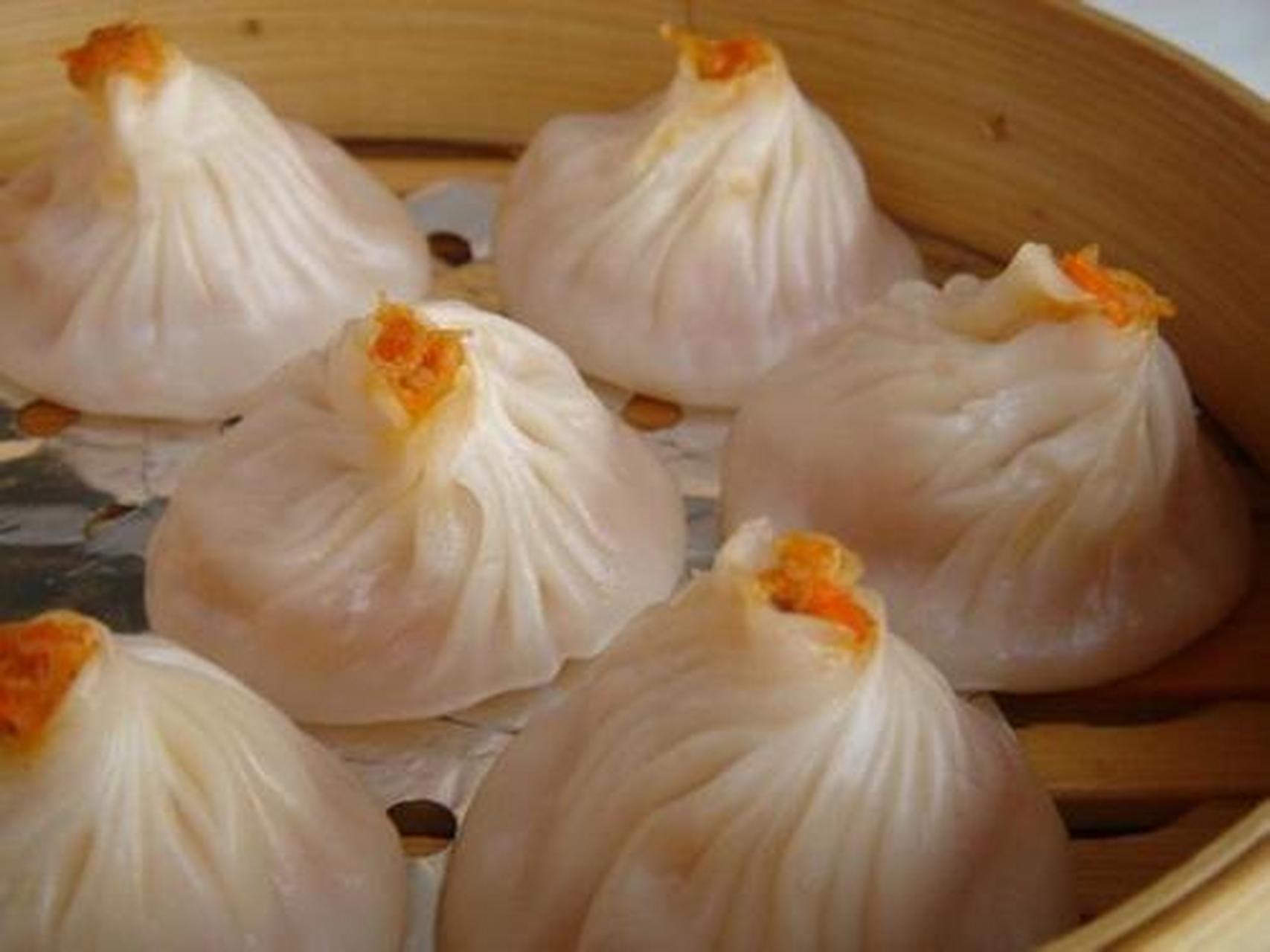 加蟹小笼包是江苏省常州地区汉族传统小吃,是常州小河沿浮桥南堍的