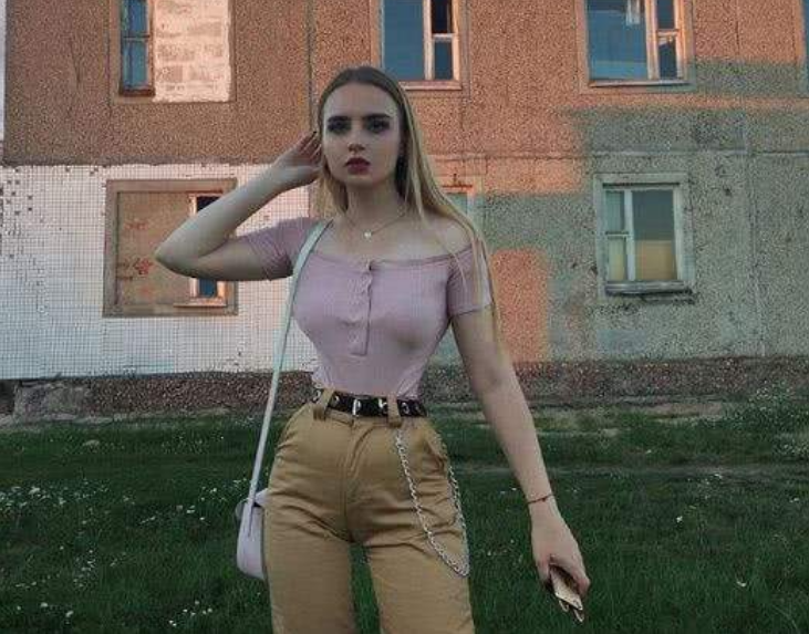 17岁的俄罗斯女孩,因蚂蚁腰在网络走红,网友:一只手就能握