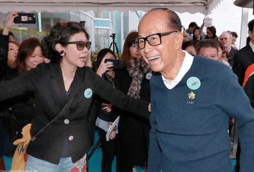 她相伴李嘉诚20年未得名分,一句"你跟周小姐婚否?"让人感慨