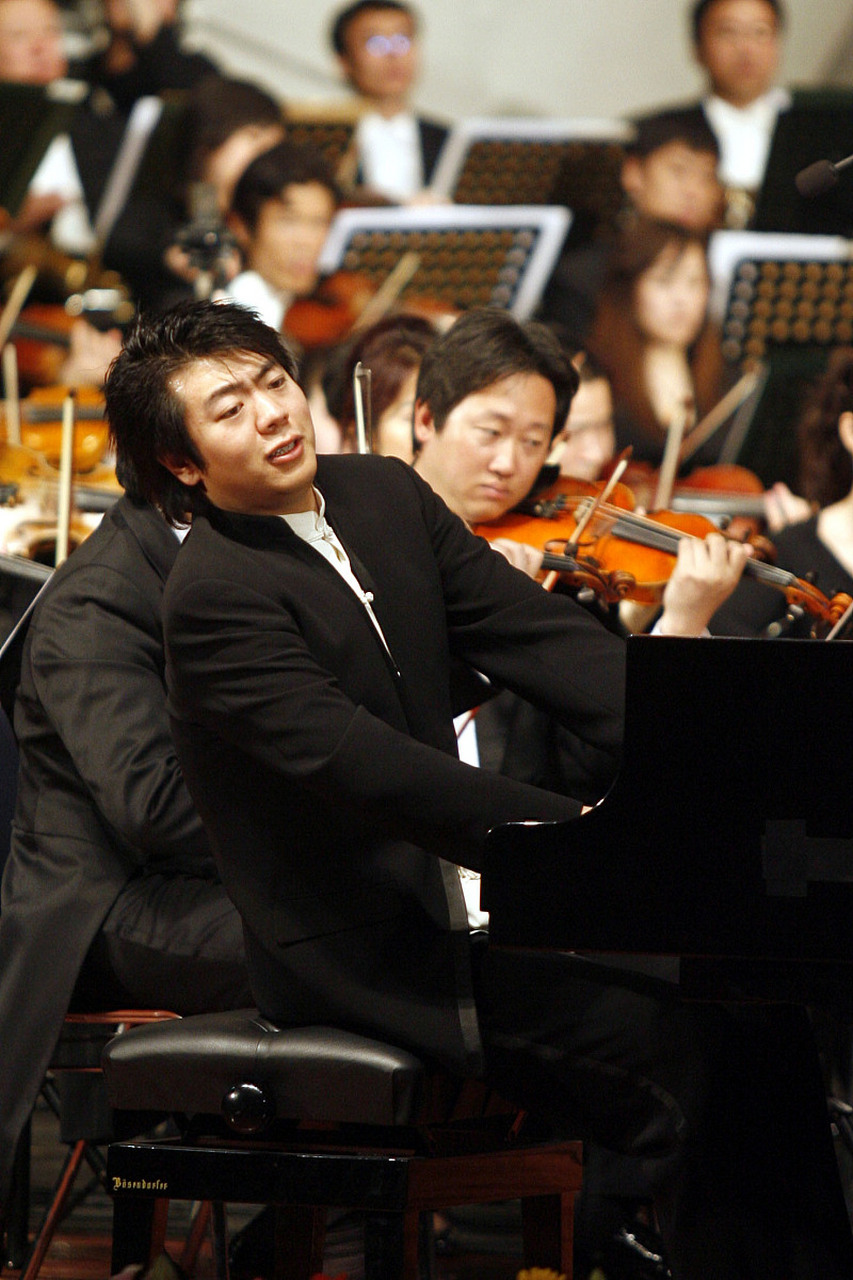 58岁的建筑工易群林大叔在深圳街头弹奏钢琴,梦想成为郎朗的指导.