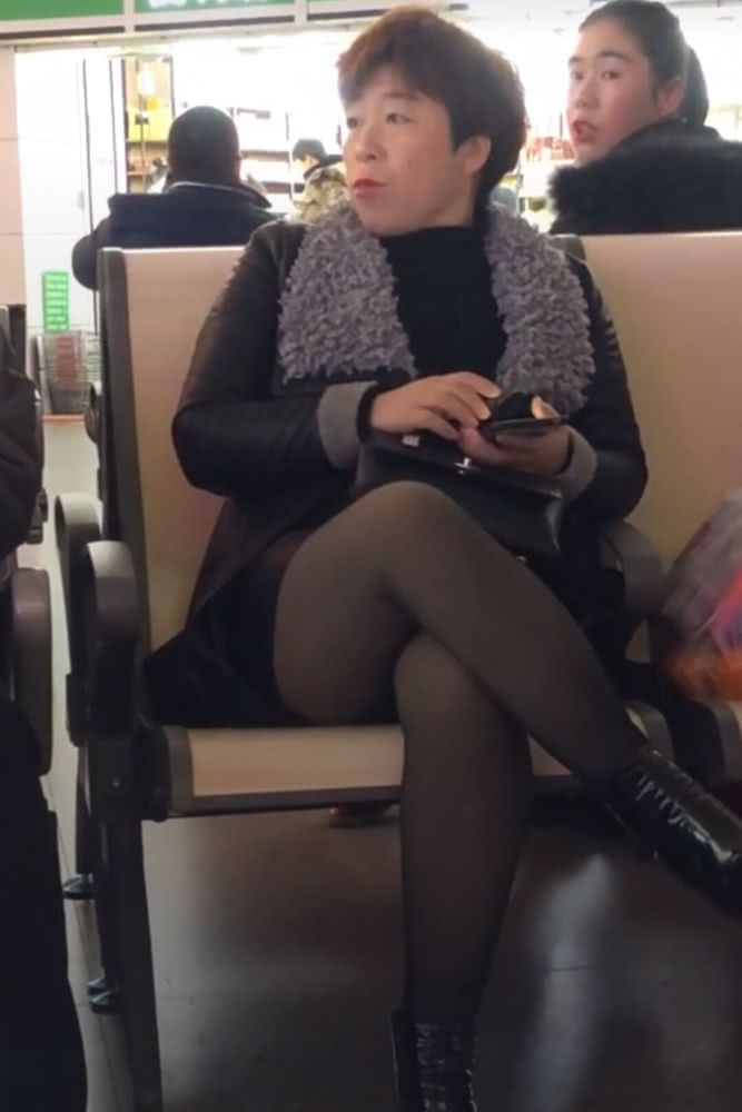 候车室穿皮衣黑丝袜"女版黄渤"走红,黄渤喊话网友:视线转过来