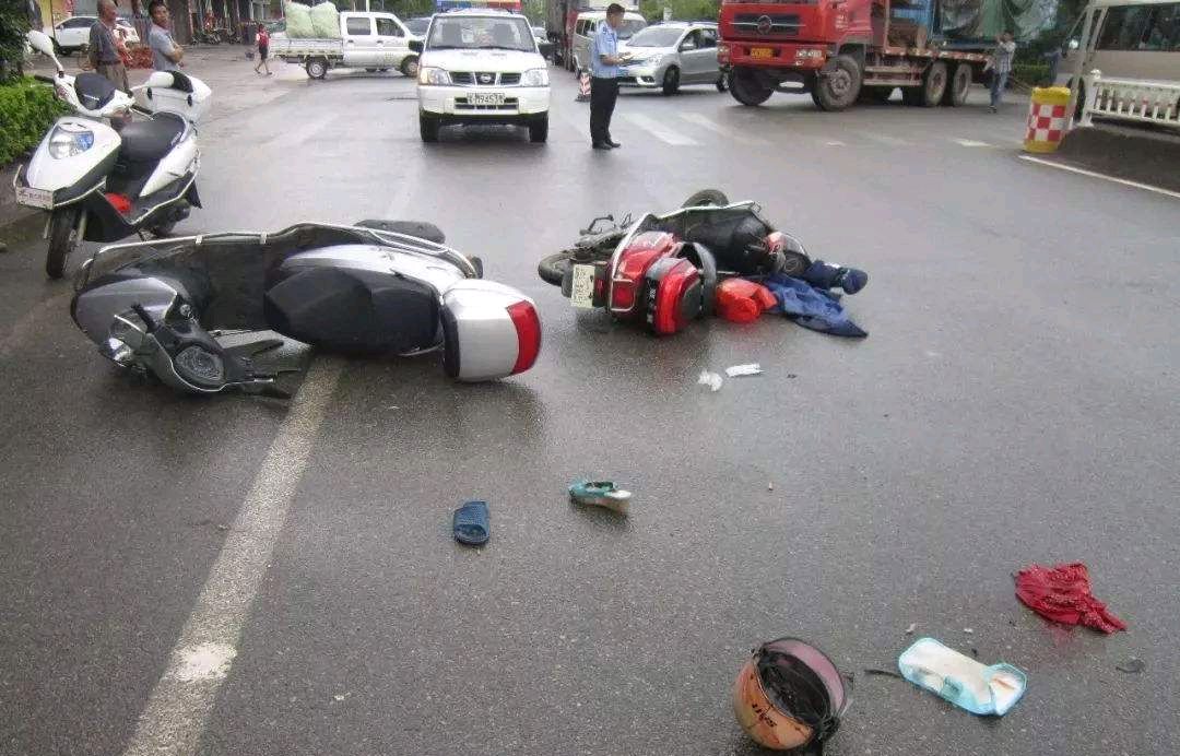 电瓶车碰撞事故照片图片