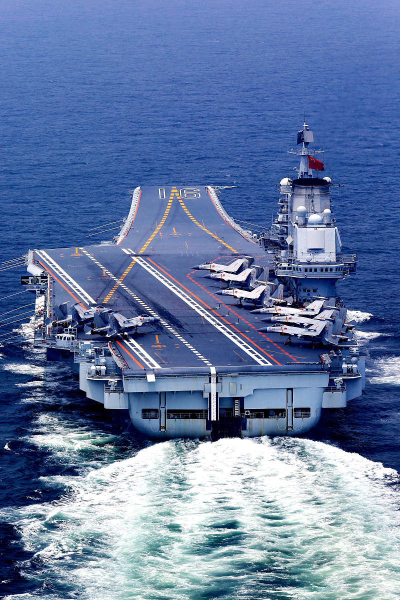 辽宁舰,这艘承载着无数国人骄傲与梦想的巨舰,再次以震撼之姿现身于