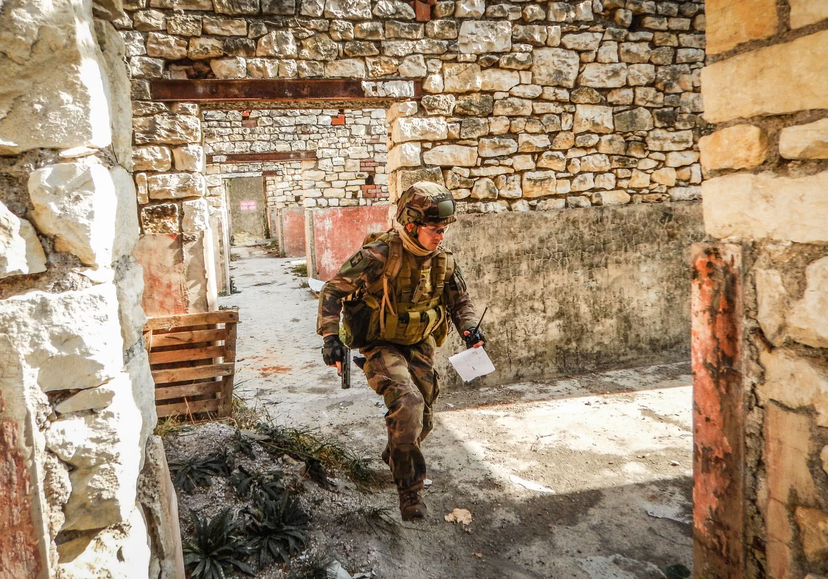 法国陆军城市巷战战术训练实拍,武器型号很多,还有吃鸡中"m4"