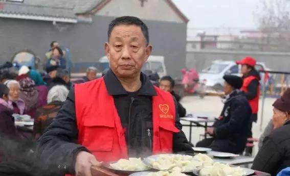 长葛市爱心传递协会在乔黄村为老人们举行"孝道大餐"活动