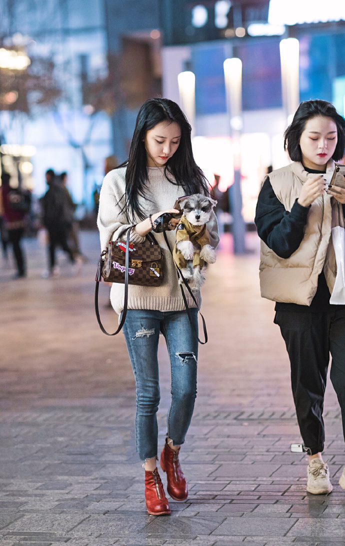 街拍路人,小姐姐在色彩的搭配上总有让人称赞的地方!