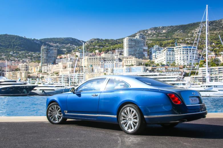 双色拼接宾利慕尚,帝王蓝现身摩纳哥游艇海港,刚提车就来街拍