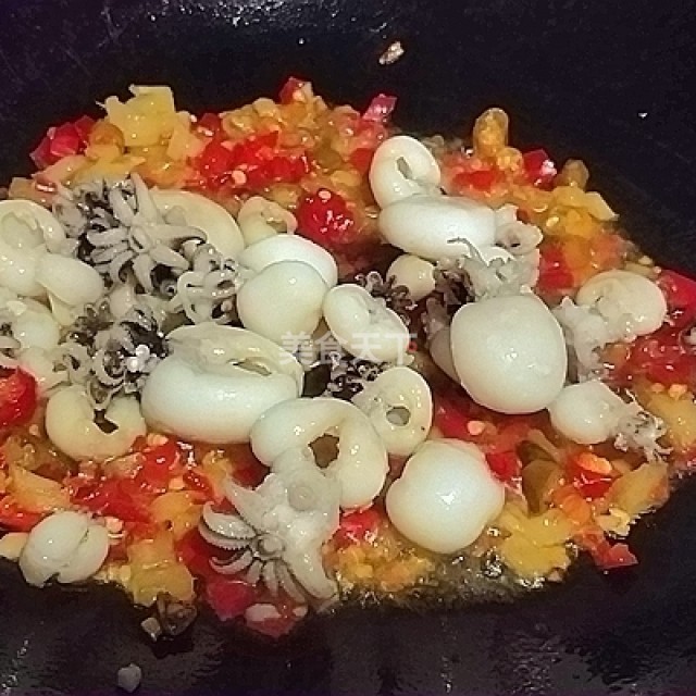 泡椒墨鱼仔,酸辣爽口,细腻脆甜