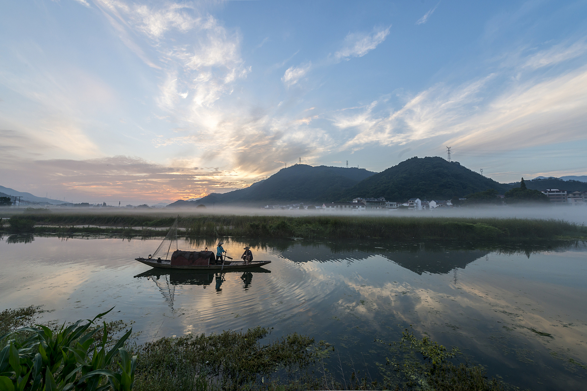 丽水龙泉是自然风光与人文景观的胜地,拥有龙泉山景区,云和梯田等著名