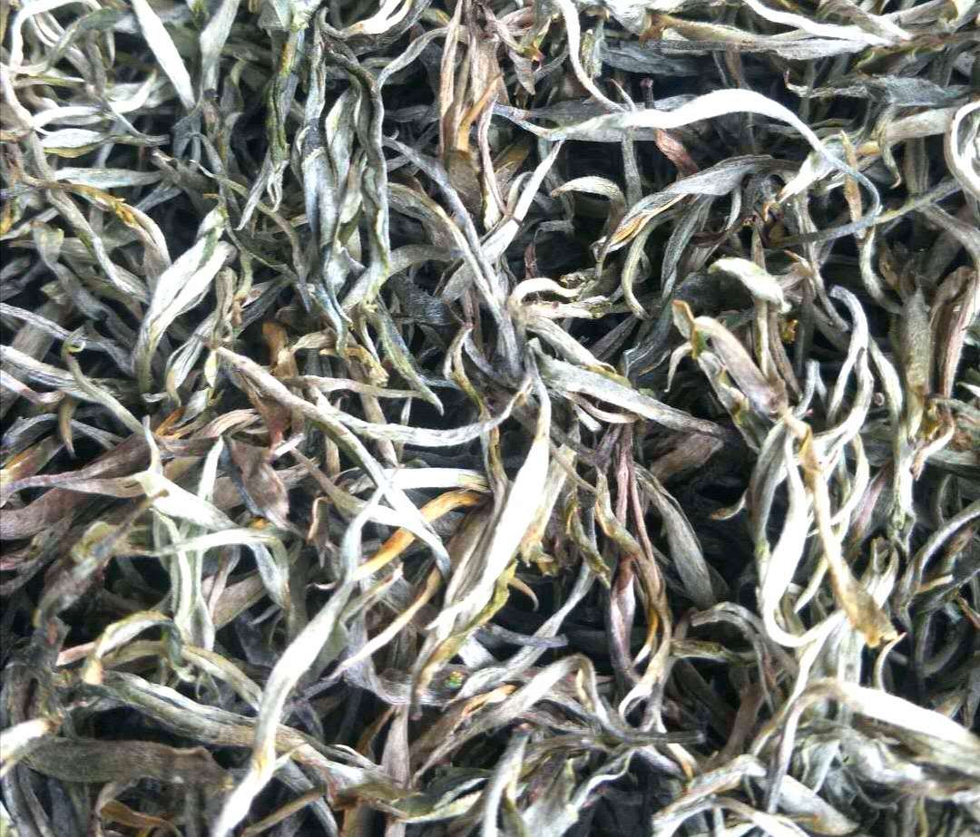 云南大叶种晒青茶散茶从六大茶类上属于绿茶,但比其它绿茶更耐泡,一般