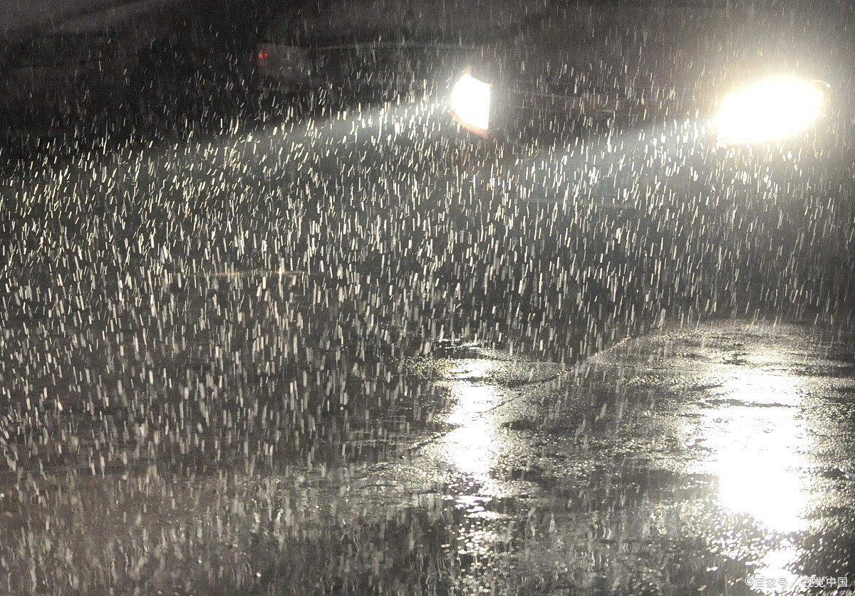冬天晚上下雨的图片图片