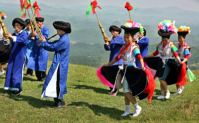 贵阳市苗族同胞身着盛装,在花溪区高坡乡云顶村草场载歌载舞