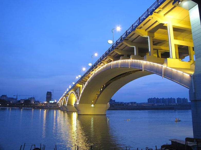 丹阳大桥的夜景也十分的美丽,当它桥面上的灯开启后,从远处看着车流