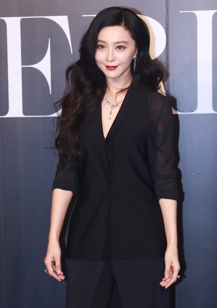 "女神"范冰冰很有国际范,西服搭配大波浪卷发惊艳亮相,美呆了